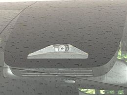 【トヨタセーフティセンス】走行中に前方の車両等を認識し、衝突しそうな時は警報とブレーキで衝突回避と被害軽減をアシスト。より安全にドライブをお楽しみいただけます。