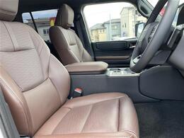 【運転席】座り心地が良いシートなので長時間の運転でも快適にお過ごしいただけます。新品のフロアマットのご注文も可能です。掲載箇所以外にご希望の写真がございましたらお気軽にお問い合わせ下さい。