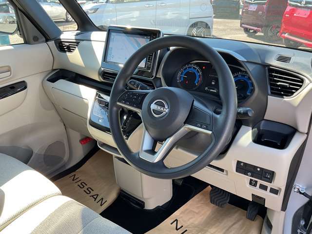 『ワイド保証1年』　日産販売店の中古車には無料で保証が付いています。品質に自信があるから実現した日産ならではの保証です。※一部保証に加入できない車両があります。