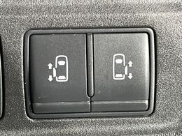 【両側スライドドア】駐車場で隣の車との間隔が狭く乗りにくい時、スライドドアなら安心！ドアオープン時も幅を取らず、開口部が広いので乗り降りがとっても簡単です。大きな荷物の出し入れも後席から可能♪