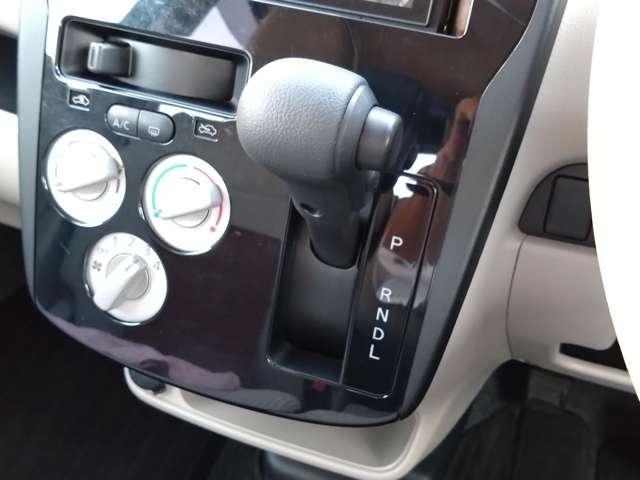 ダッシュにシフトレバーが配置され足元が広く、サイドスルーもしやすい設計です。