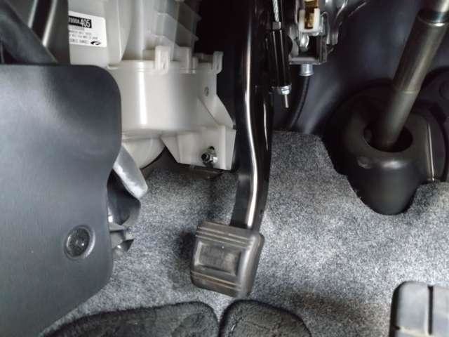 足踏み式パーキングブレーキは、操作が容易なだけでなく、助手席からのサイドウォークスルー性も向上させています。