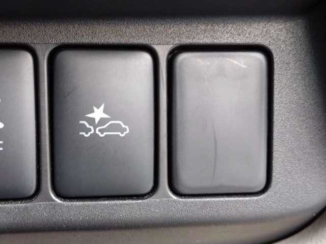 フロントカメラでクルマや人を見つけて衝突被害を軽減するエマージェンシーブレーキ搭載。クルマが安全運転のお手伝いをしてくれます。