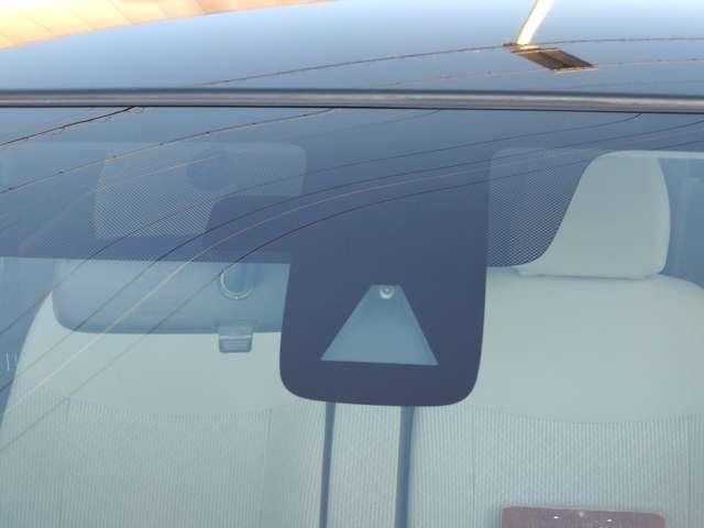 フロントカメラでクルマや人を見つけて衝突被害を軽減するエマージェンシーブレーキ搭載。クルマが安全運転のお手伝いをしてくれます。