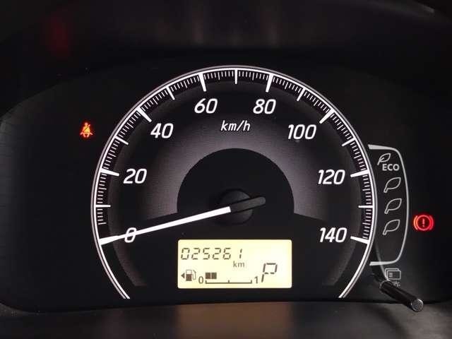 シンプルなデザインで見やすい大型ファインビジョンメーター、エコドライブが上手になると増えていくエコインジケーターや平均燃費・瞬間燃費・航続可能距離などを表示するエコメーター付き。