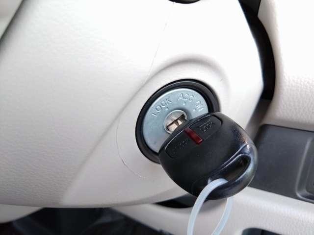 キーを回してエンジンスタート！　車両のアンサーバック付きキーレスエントリーもついています。