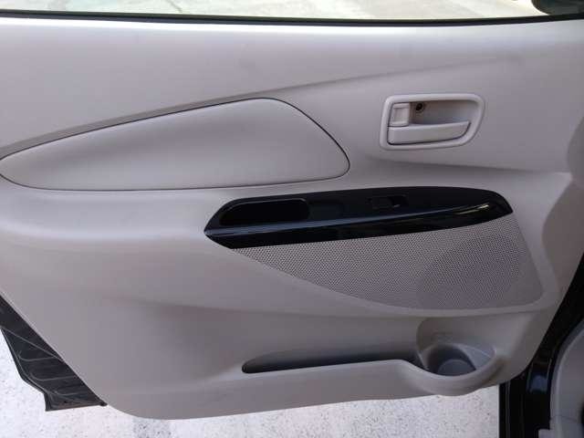 前席ドアにはペットボトルを収納できるドアポケットがあります。