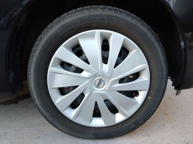 14インチタイヤと純正ホイールカバー。高い走破性と低燃費を兼ね備えたエコタイヤを採用しています。