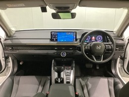 車内は光触媒抗菌消臭施工済です。インパネ周りはスタイリッシュなデザインで機能や装備も充実しています。グローブボックスやカップホルダーのほかにトレーなどたくさんの収納スペースが付いています。