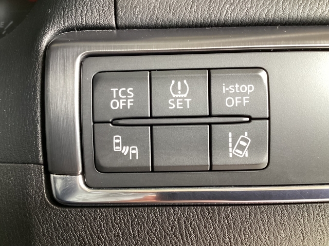 運転席右下の各種スイッチ。アイドリングストップなど切り替え操作はこちらから。