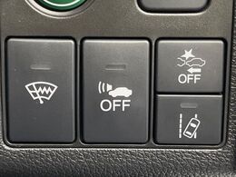 【車線逸脱警報】道路上の白（黄）線を認識し、意図せず走行中の車線からはみ出しそうになった時、メーター内の警告灯とブザーで注意喚起してくれる安心・安全機能です♪