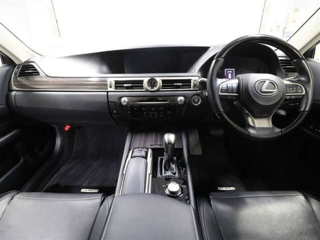 上質で落ち着いた印象のインパネ。視界も広々で運転しやすいです。