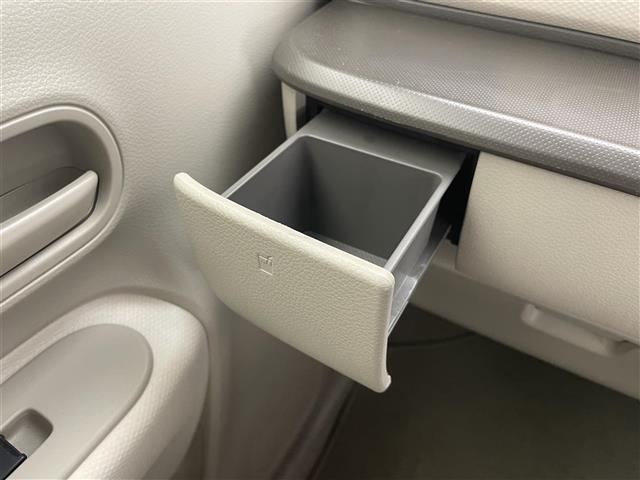 【ドリンクホルダー】ペットボトルなどの飲み物の置く場所に困ることなくスマートにドリンクが置けます。