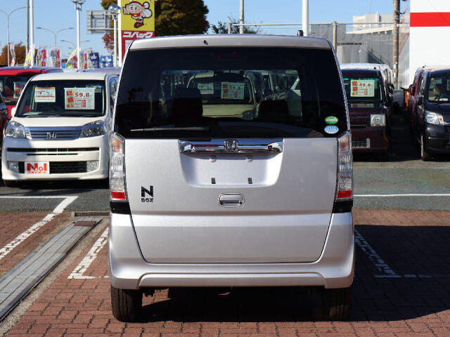 今の軽自動車は、とても広い！普通車と比べて維持費もお得で、家計に優しいですよ！