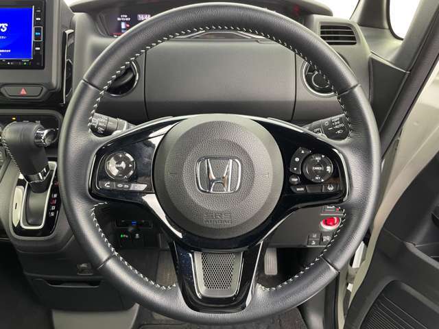 【ステアリング】軽い力で扱いやすいハンドルです。目立つ傷やスレなどなく綺麗な状態です！除菌プランいれていただくとさらに快適に！清潔なお車はお子様にも安心ですね！