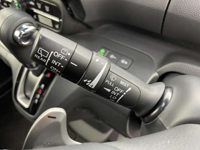 【ステアリング】軽い力で扱いやすいハンドルです。目立つ傷やスレなどなく綺麗な状態です！除菌プランいれていただくとさらに快適に！清潔なお車はお子様にも安心ですね！