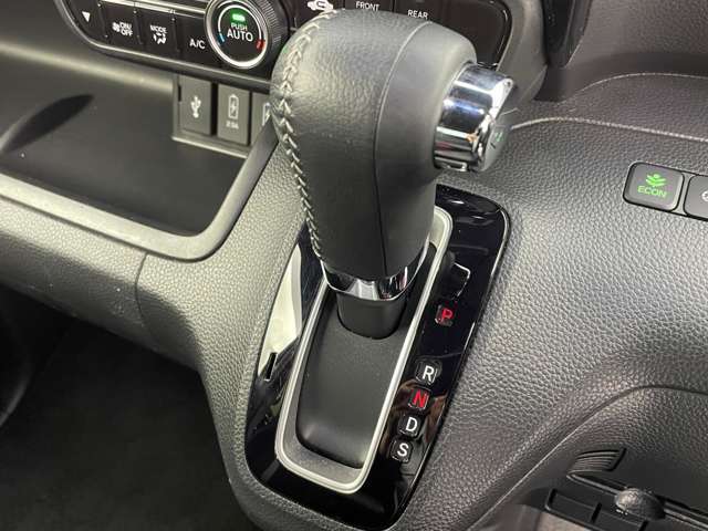 【シフトレバー】シフトも操作しやすく快適なドライブを楽しんでいただけます！