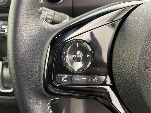 【ステアリング】軽い力で扱いやすいハンドルです。目立つ傷やスレなどなく綺麗な状態です！除菌プランいれていただくとさらに快適に！清潔なお車はお子様にも安心ですね！