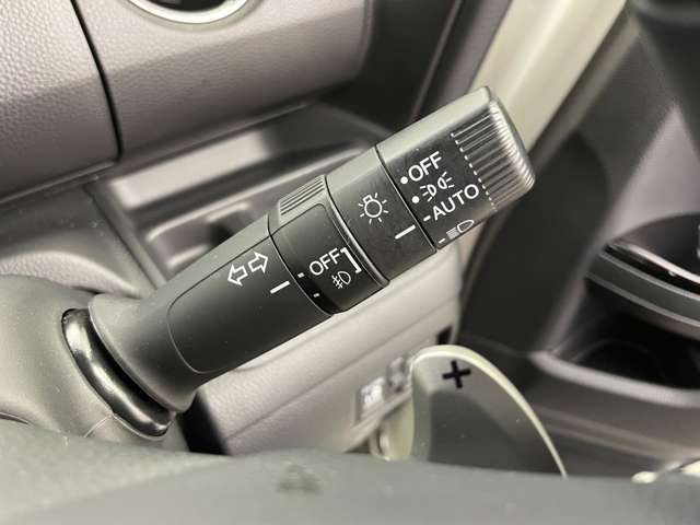 【ステアリング】軽い力で扱いやすいハンドルです。目立つ傷やスレなどなく綺麗な状態です！除菌プランいれていただくとさらに快適に！清潔なお車はお子様にも安心ですね！