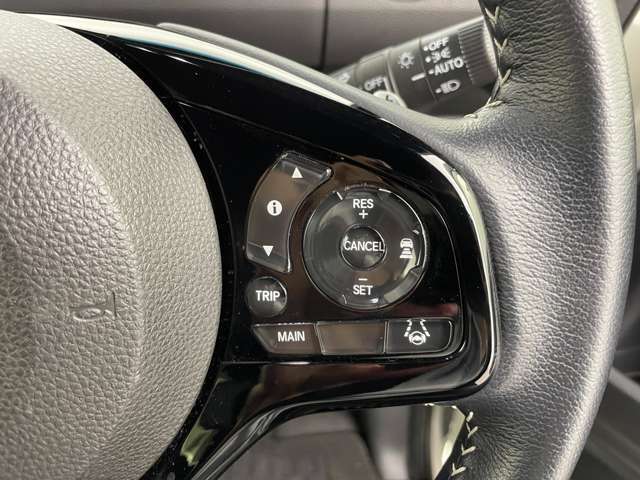 【ステアリング】軽い力で扱いやすいハンドルです。目立つ傷やスレなどなく綺麗な状態です！除菌プランいれていただくとさらに快適に！清潔なお車はお子様にも安心ですね！