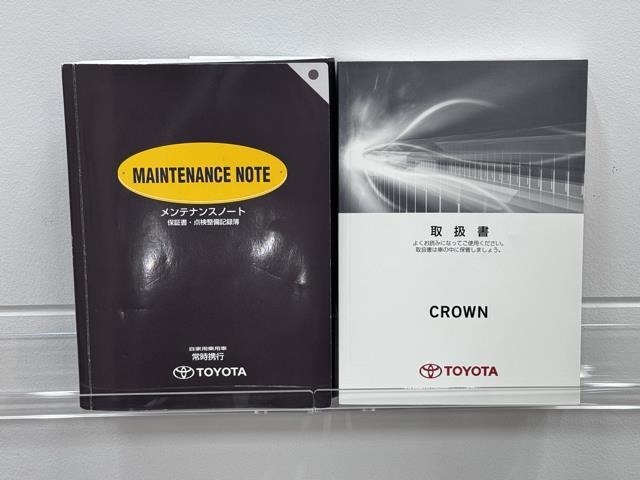 メンテナンスノート、取扱説明書ですね。　車の情報が凝縮されています。　車の整備記録が記載されている大事な物ですよ。