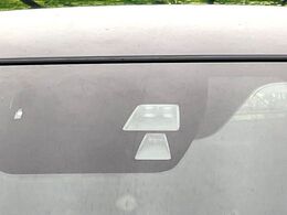 【スマートシティブレーキサポート】低速走行中に前方の車両等を認識し、衝突しそうな時は警報とブレーキで衝突回避と被害軽減をアシスト。より安全にドライブをお楽しみいただけます。