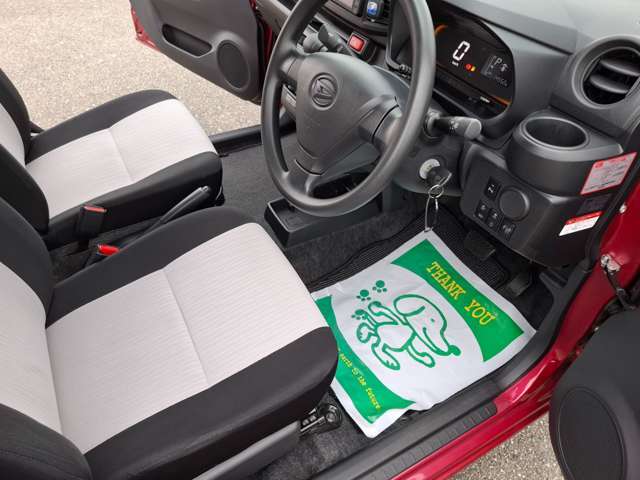 運転席足元の画像です。