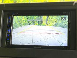 【バックカメラ】駐車時に後方がリアルタイム映像で確認できます。大型商業施設や立体駐車場での駐車時や、夜間のバック時に大活躍！運転スキルに関わらず、今や必須となった装備のひとつです！