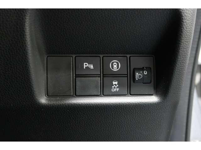 パーキングセンサーや横滑りを防ぐVSA等のスイッチ類は運転席の右側、手の届きやすい位置にあります。
