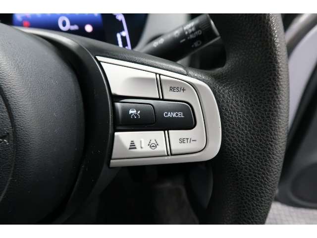 Hondaセンシングの機能のひとつ、アダプティブクルーズコントロール付！アクセルから足を離しても設定したスピードと前車との車間を保ち走行してくれます！車線維持もアシスト☆高速道路で疲労軽減ですね☆