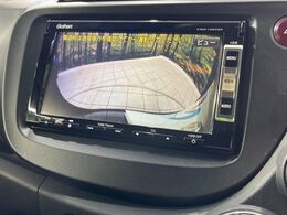 【バックカメラ】駐車時に後方がリアルタイム映像で確認できます。大型商業施設や立体駐車場での駐車時や、夜間のバック時に大活躍！運転スキルに関わらず、今や必須となった装備のひとつです！