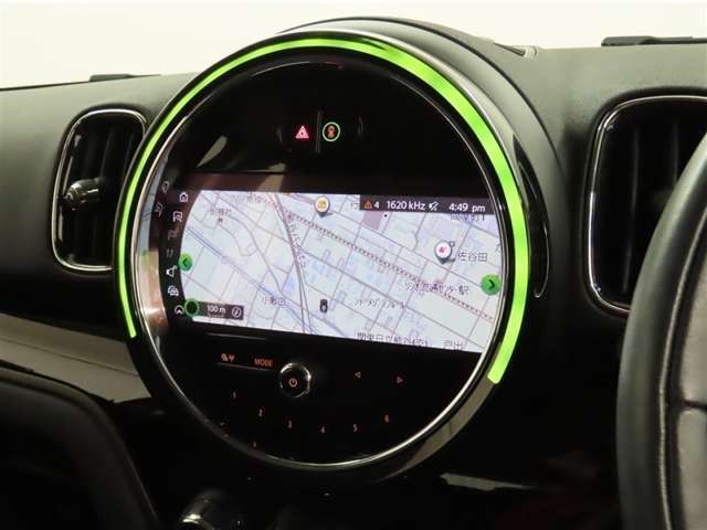 メーカー装着のナビゲーションを装備しています。