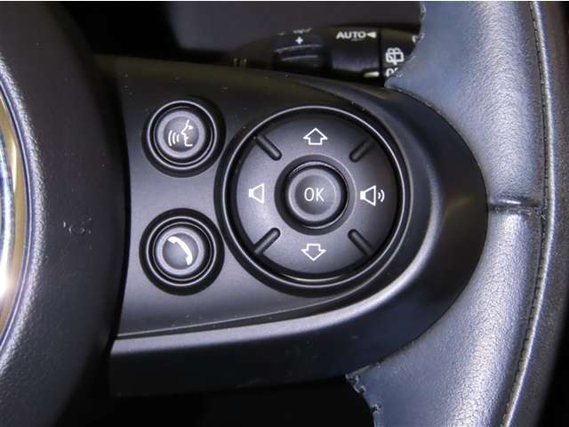 ハンドルから手を離さないでオーディオ等が操作できるステアリングスイッチがついてます。