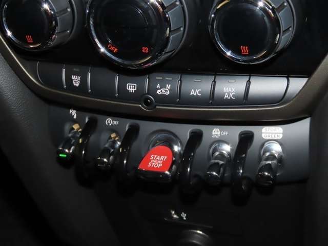 ミニクーパーらしいクラシカルな感じのスイッチ類です。