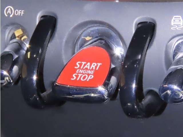 エンジンの始動はこちらのスイッチで行います。