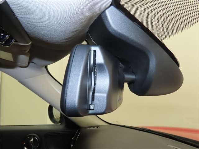 ルームミラー一体型のETCを装備しています。