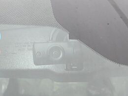 【ドライブレコーダー】安心・安全なカーライフに必須のドライブレコーダーを装備！走行中はもちろん、あおり運転や事故に遭遇した際の状況も映像で記録し、万一のリスクに備えます。