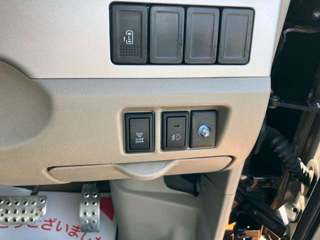 左側スライドドアは運転席側のスイッチでも開閉可能です◎