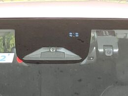 【ホンダセンシング】走行中に前方の車両等を認識し、衝突しそうな時は警報とブレーキで衝突回避と被害軽減をアシスト。より安全にドライブをお楽しみいただけます。