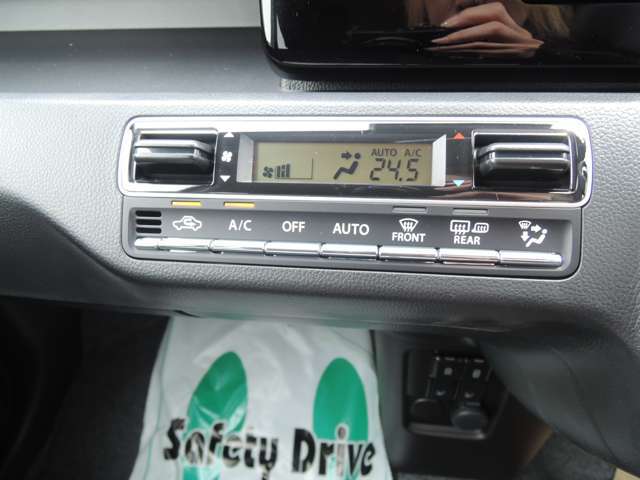 フルオートエアコンとなっております！面倒な手間なく車内の温度を快適に保ちます！