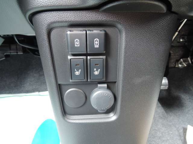 運転席には寒い日に嬉しいシートヒーターがついております！USBソケットもついておりますので、スマートフォンなどの充電も可能です。