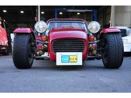 2.0 リッター OHCのフォード エンジンと、5 速MTにて110 馬力を発揮、コーナリング性能を高めるためにフロントワイドトラックを採用しております。