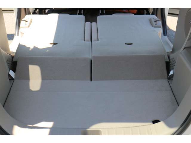 後席を格納すると、これだけの広さが！シーンに合わせたシートアレンジで、大きな荷物も積むことが出来ます。