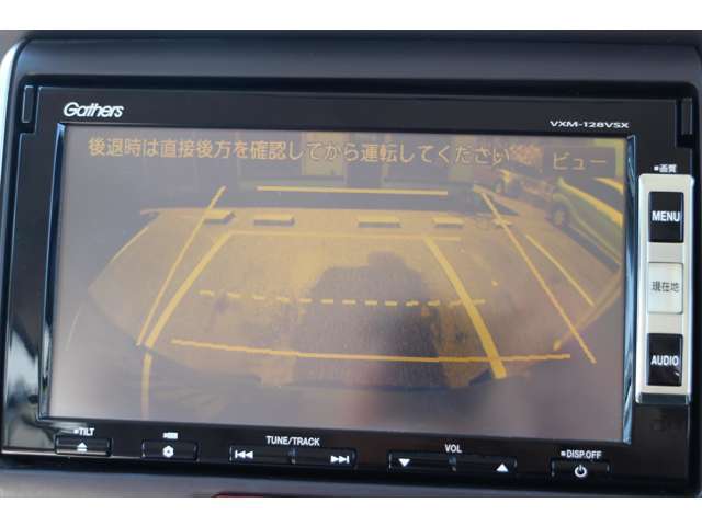 【バックカメラ】駐車時に後方がリアルタイム映像で確認できます。大型商業施設や立体駐車場での駐車時や、夜間のバック時に大活躍。