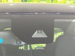 【エマージェンシーブレーキ】走行中に前方の車両等を認識し、衝突しそうな時は警報とブレーキで衝突回避と被害軽減をアシスト。より安全にドライブをお楽しみいただけます。