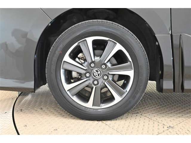 トヨタならではの「3つの安心」をセットにした『トヨタ認定中古車』です。「まるごとクリーニング」「車両検査証明書」「ロングラン保証」付き。