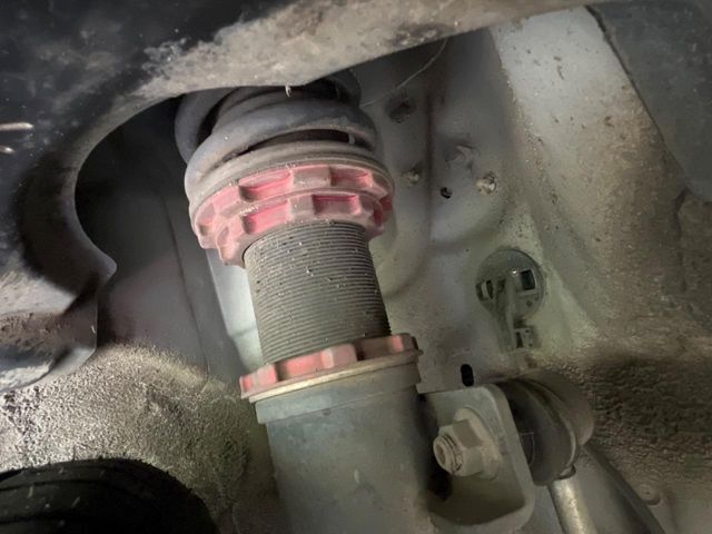 お車を安心してお乗りいただく為には、足回りの定期点検が欠かせません。サービスサポート（有償保証）では無料点検もご提供しており、安心のカーライフをお過ごしいただけるサポート体制が整っています。