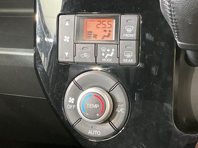 【オートエアコン】一度お好みの温度に設定すれば、車内の温度を検知し風量や温度を自動で調整。暑い…寒い…と何度もスイッチ操作をする必要はありません。快適な車内空間には必須の機能ですね♪