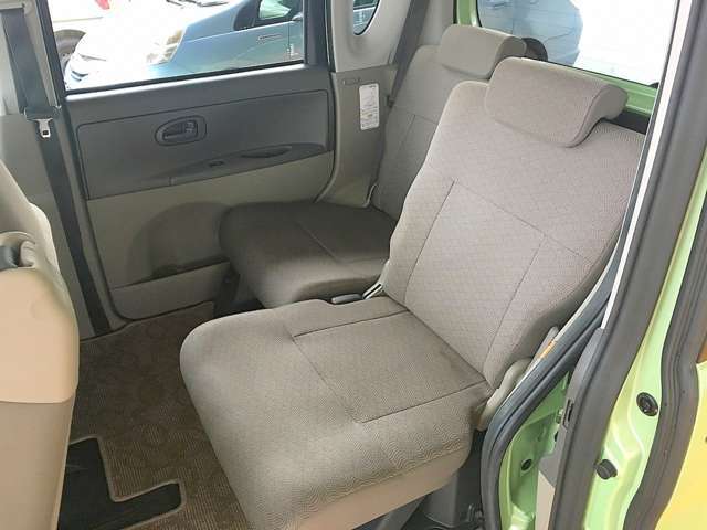 後部座席は前後スライド調節可能で、足元を広々使用できます！