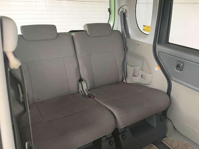 ゆったり座れるリアシート！足元スペースも広々としていますよ♪
